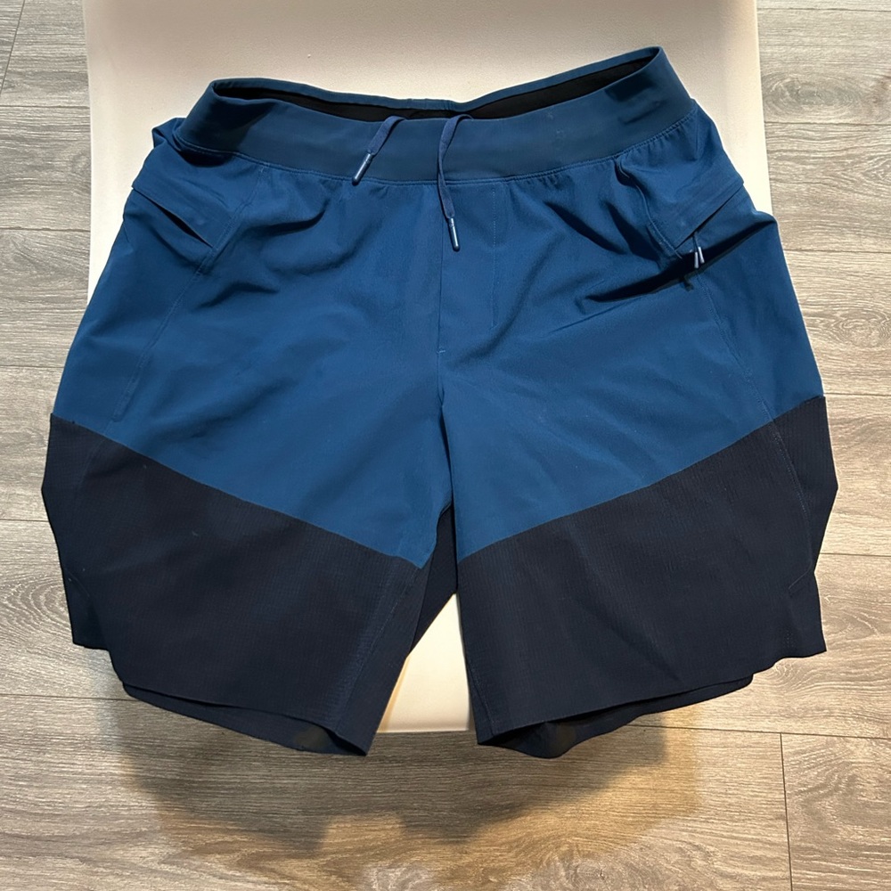 Lululemon Men Small Namaste At The Beach Short 8" two tone Blue Mesh Lined